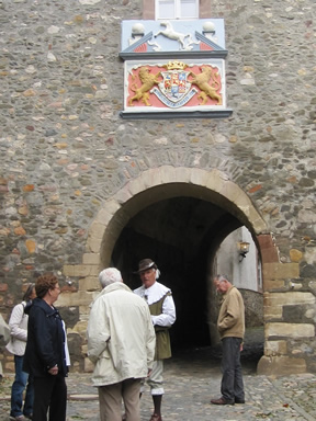 Mauer mit Torbogen Mauer mit Torbogen