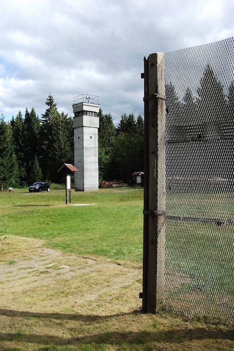 Beobachtungsturm am Grenzzaun