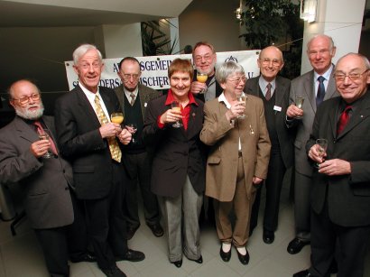 Der gesamte Vorstand und die Festredner (Foto: HNA)