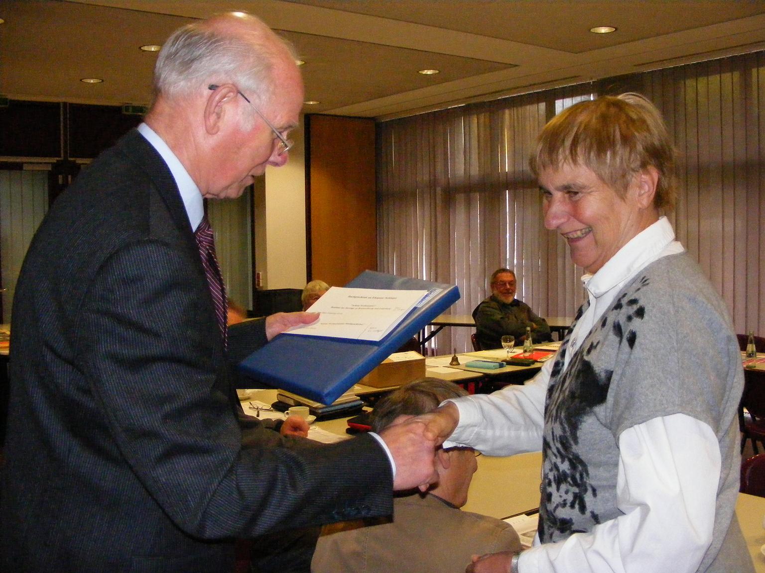 Vorsitzender Hans-Heinrich Hillegeist verabschiedet Dr. Birgit Schlegel...