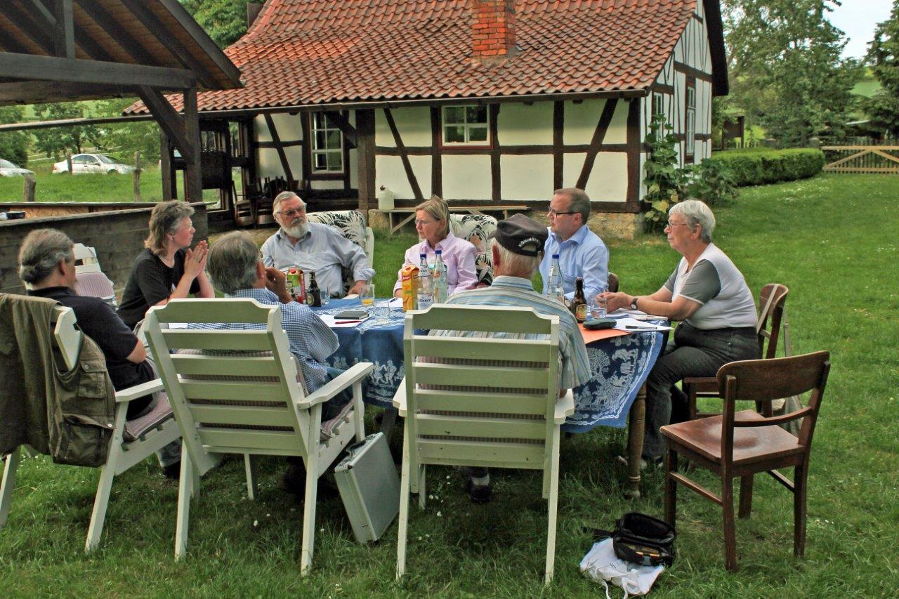 Der Vostand tagt im Garten der alten Schäferhütte